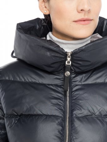 Женская зимняя болоневая куртка с капюшоном