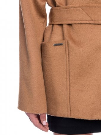 Женское короткое пальто из шерсти с "английским" воротником